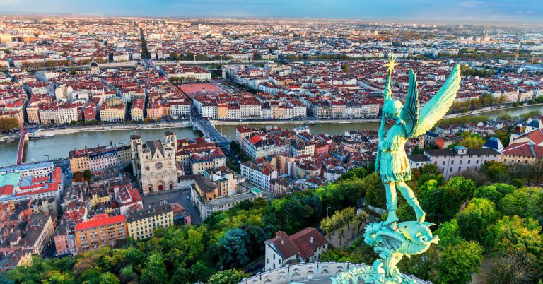Lyon La "ville Lumière" regorge de lieux historiques et culturels, notamment dans tout le cœur de l'ancienne ville qui est d'ailleurs inscrite au Patrimoine Mondial de l'Unesco. Lyon vous offrira une escapade des plus enrichissantes entre la découverte des quartiers de la Presqu'Île, de la Croix-Rousse, Bellecour, Confluent, les Terreaux, et une immersion dans la gastronomie locale du côté du quartier Saint Jean.