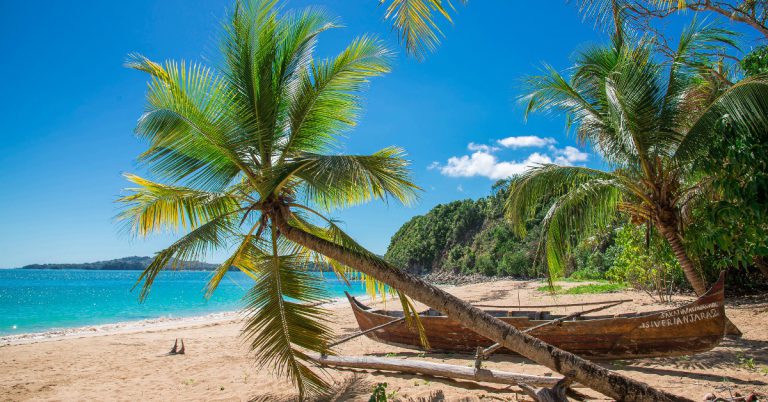 La Martinique Le mois de mars est une période idéale pour découvrir ou redécouvrir la Martinique, que cela soit côté Atlantique avec des villages comme Tartane, le François, le Vauclin ou côté Caraïbes (Trois-Îlets, St Pierre, le Diamant...) La météo y est des plus estivales car nous sommes en plein dans la période appelée carême qui s'étend de fin février à fin avril est qui est caractérisée par un régime anticyclonique. Peu voire très peu de pluie donc, surtout dans le sud du côté de St Anne et un thermomètre qui dépasse allègrement les 30°C partout sur l'île.