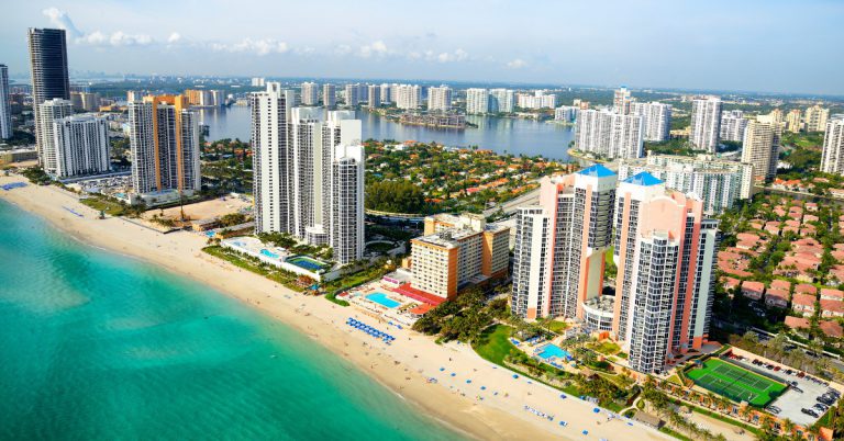 Miami Si vous cherchez à découvrir la culture US tout en profitant d'une météo très généreuse, alors Miami est fait pour vous ! Le mois de mars est une bonne période pour s'y rendre avec plus de 20 jours de soleil sur le mois en moyenne, une température extérieure plus que confortable voire même chaude et l'eau aux alentours de 25/26°C. L'occasion de découvrir l'âme vibrante de South Beach, l'ambiance singulière des Keys, le quartier de Coconut Grove et de vous immerger dans la nature des Everglades.