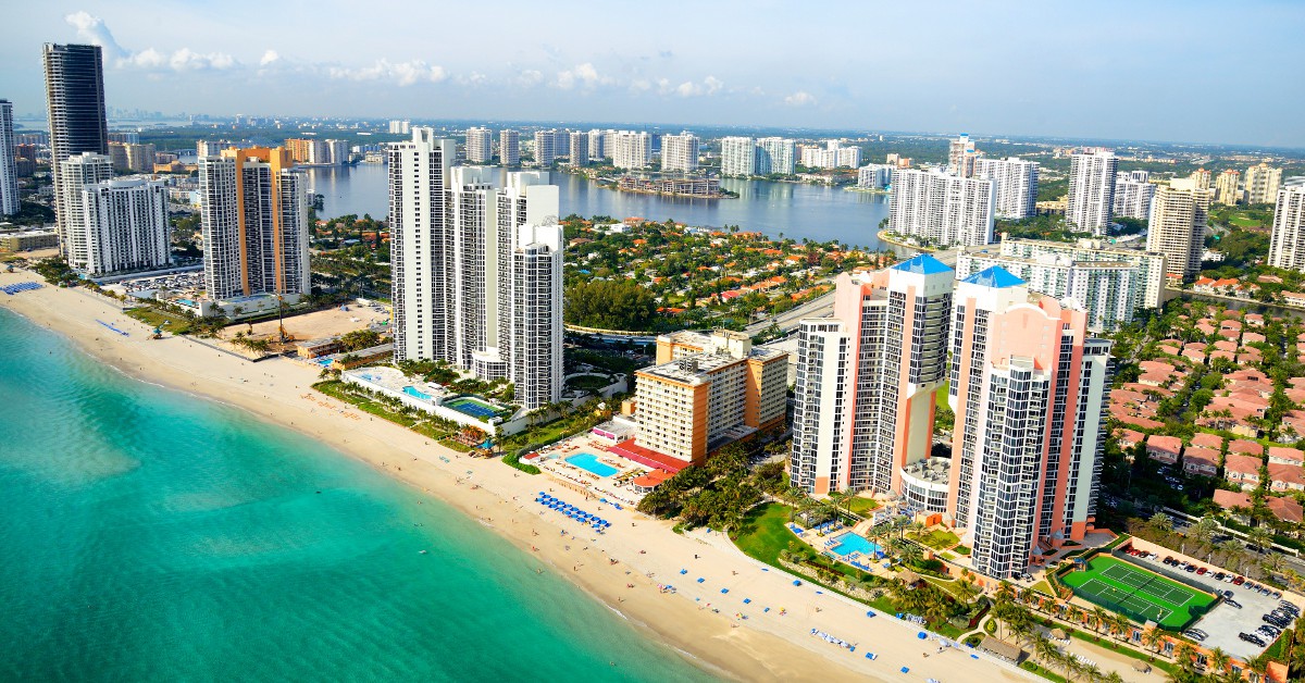 Miami Si vous cherchez à découvrir la culture US tout en profitant d'une météo très généreuse, alors Miami est fait pour vous ! Le mois de mars est une bonne période pour s'y rendre avec plus de 20 jours de soleil sur le mois en moyenne, une température extérieure plus que confortable voire même chaude et l'eau aux alentours de 25/26°C. L'occasion de découvrir l'âme vibrante de South Beach, l'ambiance singulière des Keys, le quartier de Coconut Grove et de vous immerger dans la nature des Everglades.