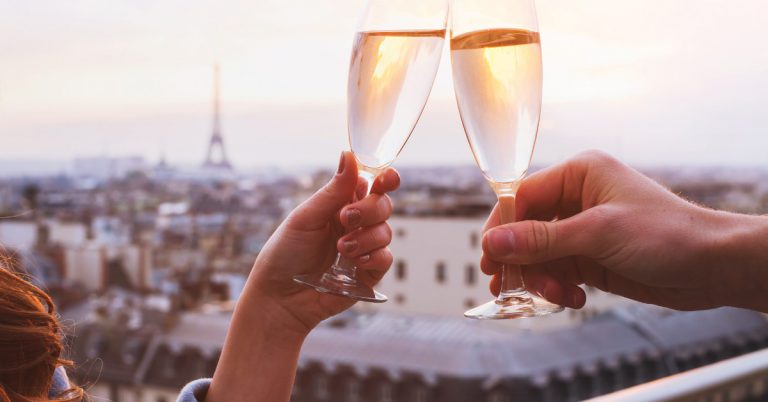 Paris Difficile de passer à côté de la Capitale pour faire un break car Paris a comme avantage de proposer un choix des plus larges de balades, visites, sorties culturelles et virées nocturnes ! De Saint-Germain en passant par le Canal Saint Martin, Montmartre, L'Île de la Cité, Bastille, le 11ème arrondissement ou encore l'hyper-centre (Tour Eiffel, rue de Rivoli, Place Vendôme...), les quartiers où se balader ne manquent pas. Le plus difficile sera de faire votre choix.