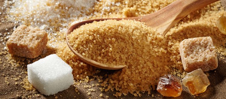 Sucre brun et blanc en poudre disposés sur une table 