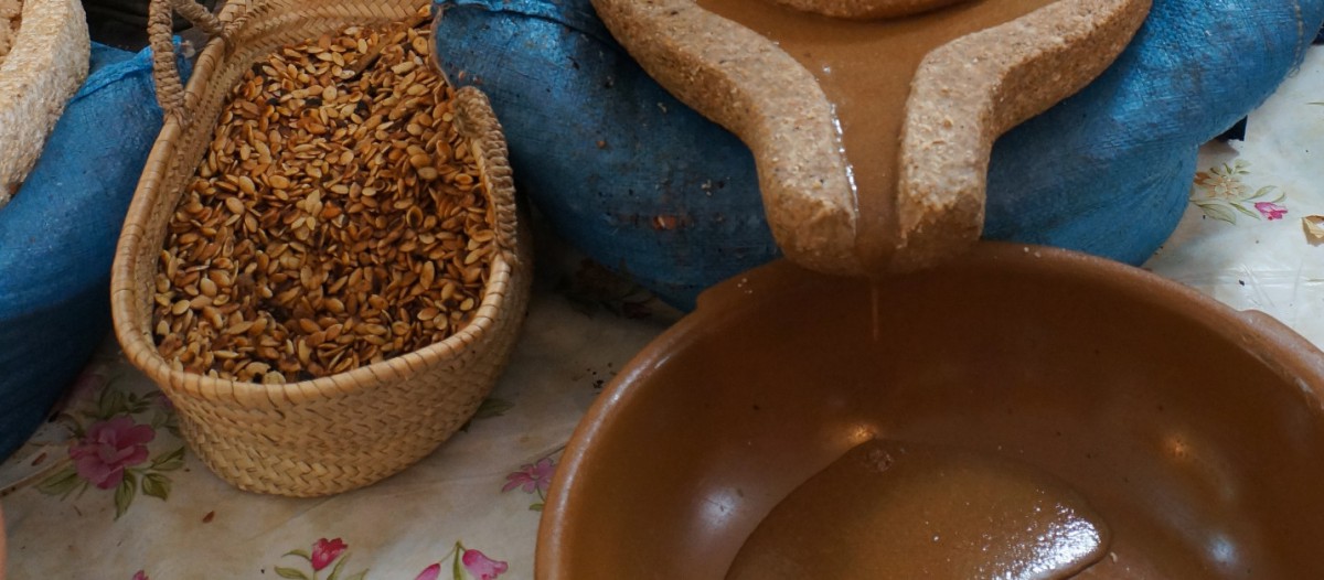 Fabrication artisanale de l'huile d'argan au Maroc