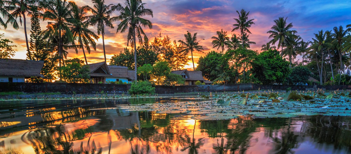 Bali, Indonésie Cette sublime villa de luxe située à Bali est une location de rêve ! Grande, très grande même, elle offre des prestations élevées : piscine privative, 3 chambres avec salle de bains, petit-déjeuner préparé chaque matin par l'équipe sur place, très grande pièce à vivre.... le luxe à prix réduit dans un écrin de verdure.
