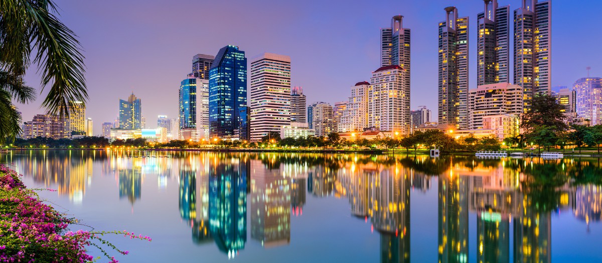 Bangkok, Thaïlande Direction la Thaïlande avec ce loft de designer implanté en plein Bangkok. Une location plutôt haut de gamme mais pour un prix très bien placé. Tout l'intérieur est moderne avec le confort nécessaire pour vivre comme un prince. Si vous aimez les ambiances épurées et soignées, cet appart' est fait pour vous !