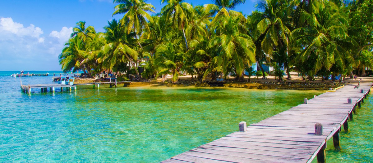Belize, Amérique Centrale Voilà une île rien que pour vous ! Bird Island est un îlot privé au large du Belize qui comporte une seule maison pour une tranquillité absolue ! Une vue à 360° sur les Caraïbes sera votre quotidien sur ce petit coin de paradis.