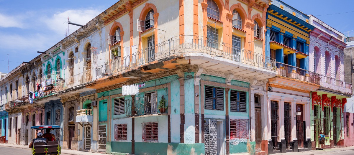  Cuba Dépêchez-vous de réserver cette location à Cuba, car la destination est des plus en plus prisée ! Une chambre privée est disponible dans cette villa plutôt luxueuse à l'architecture et à la décoration coloniales caractéristiques de la Havane. Un spot au top pour partir à la découverte de la ville.