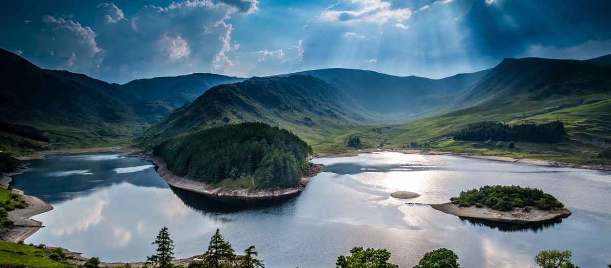 Cumbria, Angleterre La vie de château ça vous tente ? Bookez dans ce cas une chambre parmi les 15 disponibles dans ce château gothique fantastique du nord de l'Angleterre. Le style victorien du lieu vous replongera dans l'Angleterre du 19ieme siècle le temps d'un week-end ou plus.