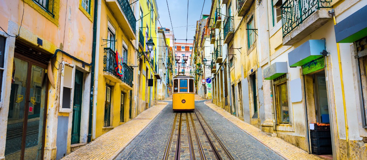 Lisbonne, Portugal Décrit par d'anciens clients comme étant "fantastique", cet appartement en plein cœur de Lisbonne et du quartier authentique d'Alfama est une perle. Il offre une vue imprenable sur les alentours et sur le Tage. La terrasse est l'endroit idéal pour siroter un bon verre de vin en fin de journée.