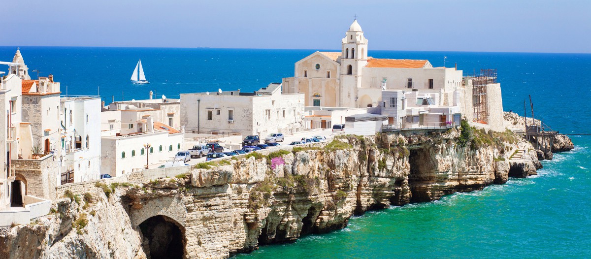 Les Pouilles, Italie Une villa design, spacieuse, luxueuse et au confort digne d'un palace, ça vous dit ? En plus, cette demeure est située dans la région très ensoleillée des Pouilles, dans le sud-est de l'Italie. Vue sur la mer depuis la terrasse de la piscine, grandes chambres, immense living-room... what else ?