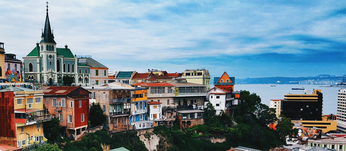 Valparaiso, Chili Une maison en forme de bateau sur la plage au Chili, pas mal comme trip non ? Cette construction tout en bois s'intègre à merveille dans l'environnement et la vue sur la mer depuis la terrasse est à couper le souffle ! Une immense villa au confort 5 étoiles pour un immense kiff !