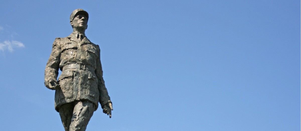 Statue du Général Charles de Gaulle sur les Champs Elysées