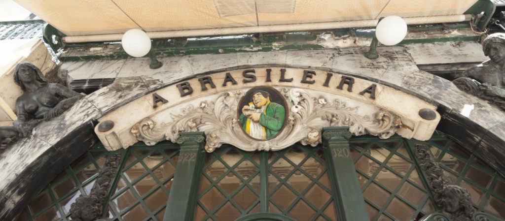 A Brasileira, Lisbonne C’est dans le quartier de Chiado que l’on trouve le café le plus célèbre de Lisbonne et même du Portugal.