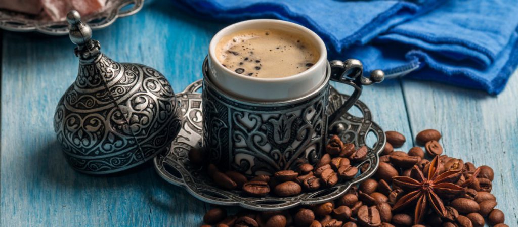 Pera Palas Café, Istambul Situé dans l’hôtel le plus luxueux de l’ancienne Constantinople, le Pera Palace Hotel Jumeirah, ce café a été construit en 1881 afin d’accueillir les prestigieux hôtes de l’Orient Express.