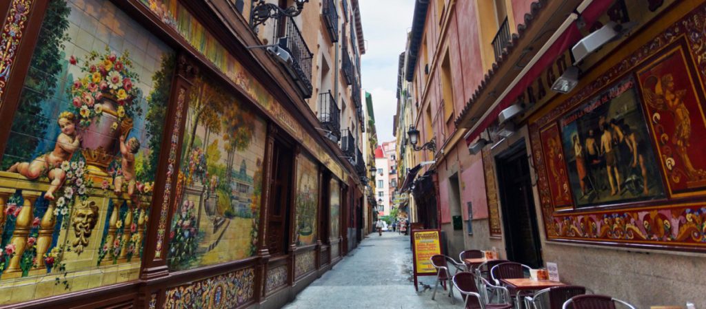 Gran Café de Gijón, Madrid Le Gran Café Gijón est l’un de ces lieux anciens qui donnent au Paseo de Recoletos son charme à la parisienne.