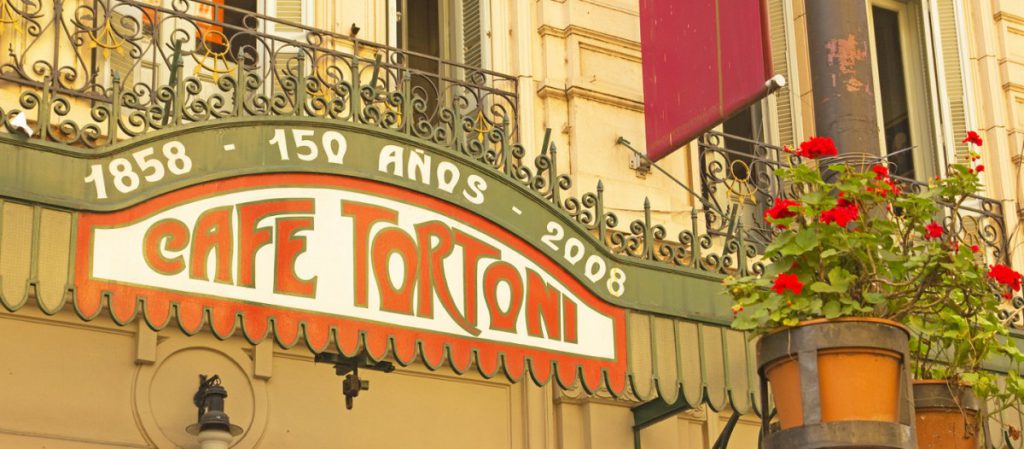 Tout autour du monde, on trouve de merveilleux endroits qui inspirent l’art et l’amour, permettent à notre esprit de vagabonder, ou nous rappellent des périodes inoubliables de l’Histoire… Voici six cafés devenus mythiques aux quatre coins du monde.Café Tortoni, Buenos Aires Le Café Tortoni, café portuaire par excellence, est légendaire à Buenos Aires.