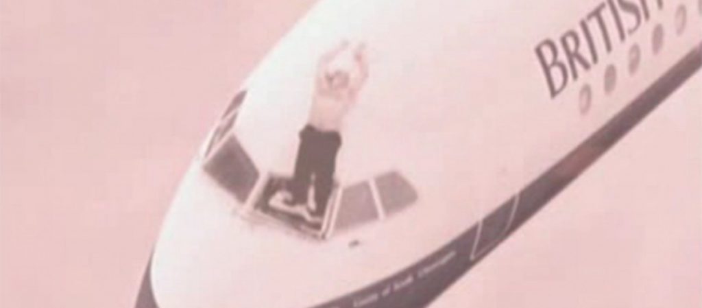 Le pilote qui passe par la fenêtre
