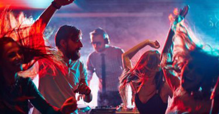 Groupe d'amis qui dansent Shironosov (iStock)