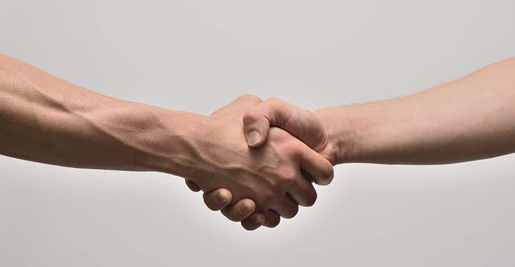 Se serrer la main (iStock)