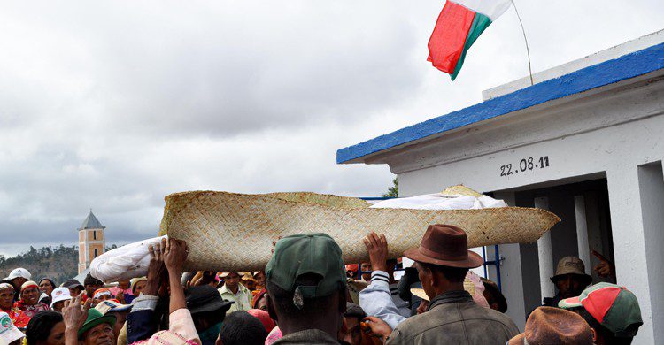 Famadihana (Hery Zo Rakotondramanana - Flickr)