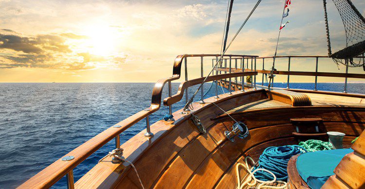 Vacances sur un beau voilier (Istock)