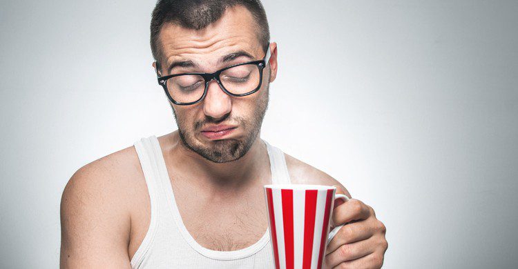 Homme avec tasse de café (Istock)