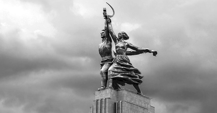 Statue avec la paysanne et l'ouvrier (Istock)