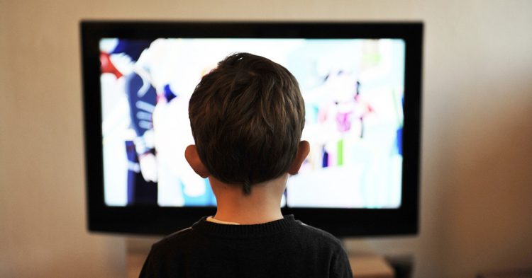 Enfant face à la télévision(Pixabay)