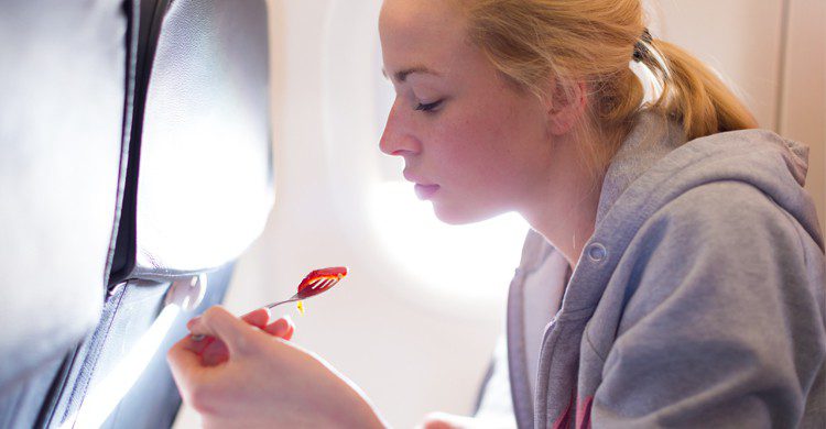 Manger dasn l'avion (Istock)