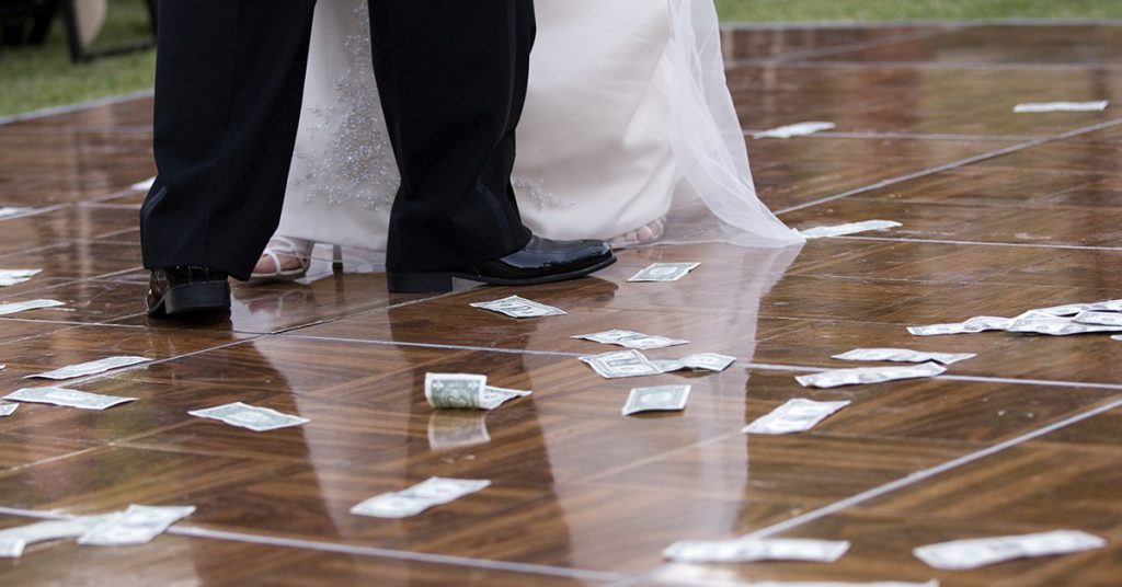 6. La Money Danse dans les mariages grecs