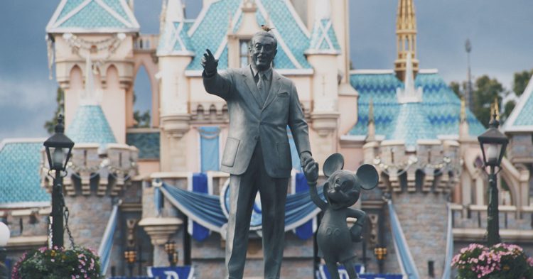 Statue de bronze devant Disneyland (Unsplash)