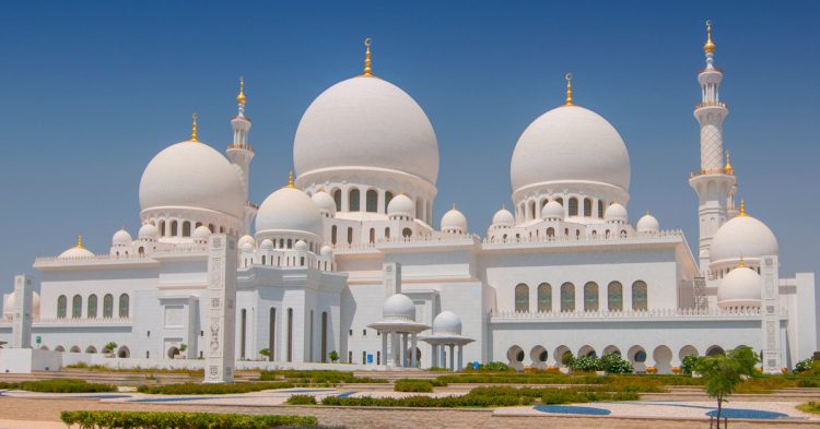 La mosquée Cheikh Zayed, à Abu Dhabi aux Émirats Arabes Unis (Istock)