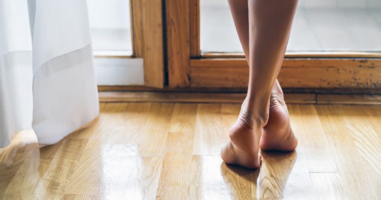 Pieds d'une jeune femme (Istock)