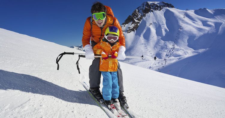 Homme et garçon en train de descendre une piste de ski (iStock)