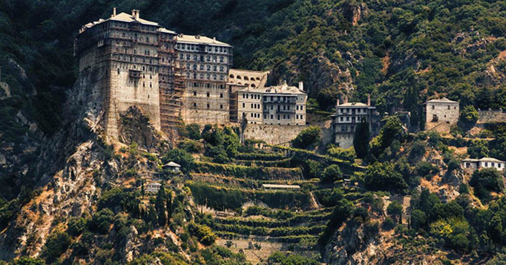 5. Les moines du mont Athos (Grèce) )