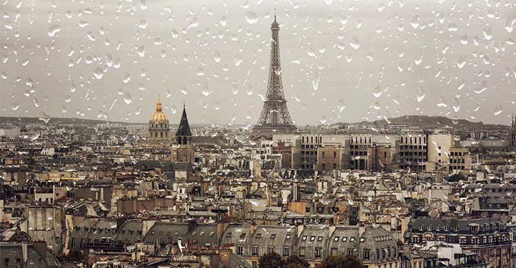 Paris sous la pluie avec la Tour Eiffel en fond (Istock)