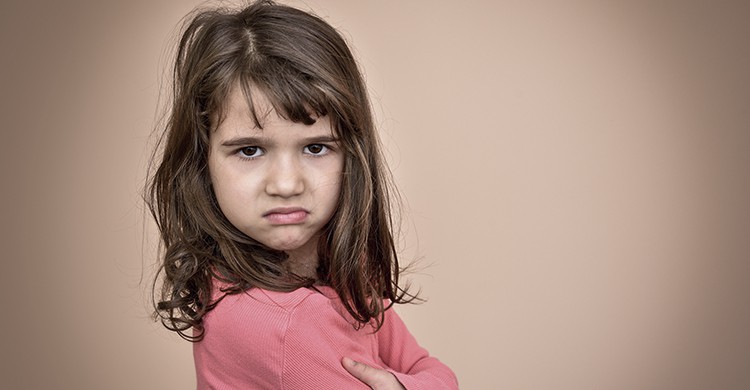 Petite fille mécontente et se croisant les bras (Istock)