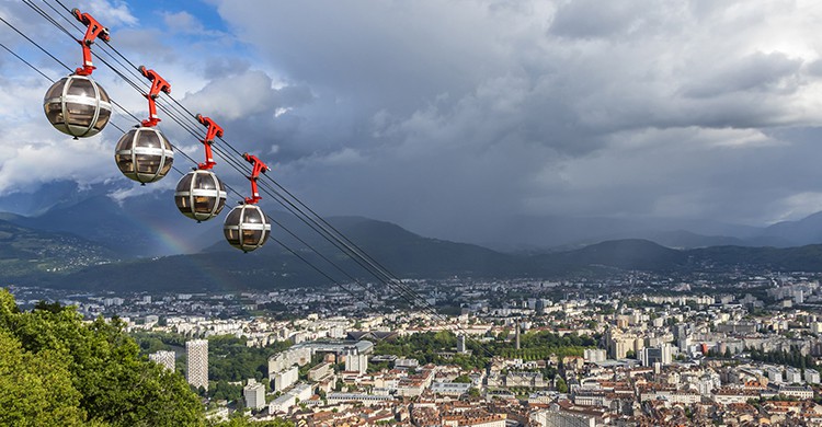 Vue sur Grenoble avec au loin les nuages (Istock)