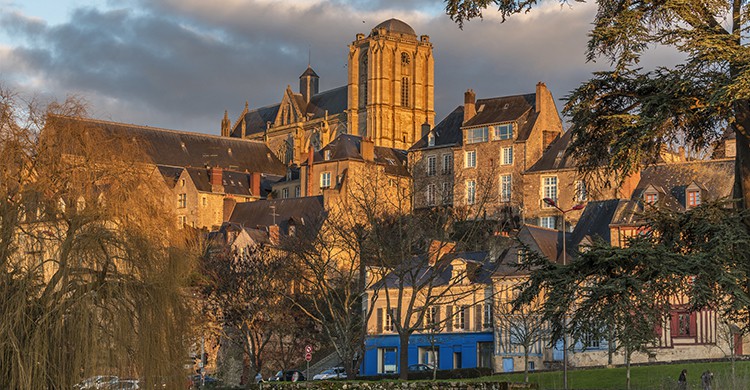Vue sur la cathédrale de la ville du Mans (Istock)