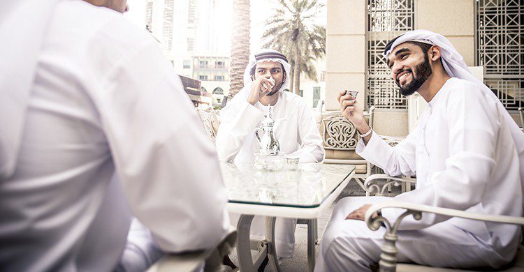 Trois hommes en train de prendre le thé en Arabie Saoudite (Istock)