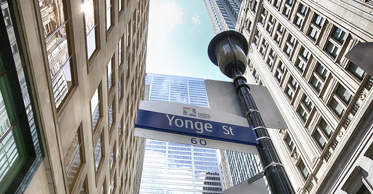 Panneau de signalisation de la rue Younge (Istock)