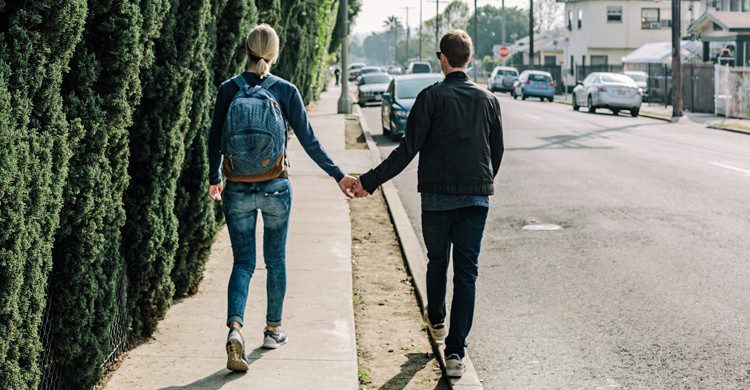 Couple dans la rue main dans la main