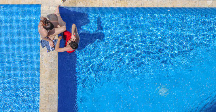 couple qui discute au bord de la piscine
