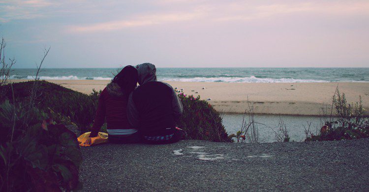 une couple enlacé à la plage