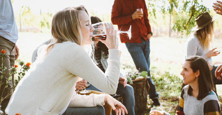 Femme buvant un verre de vin lors d'un pique-nique