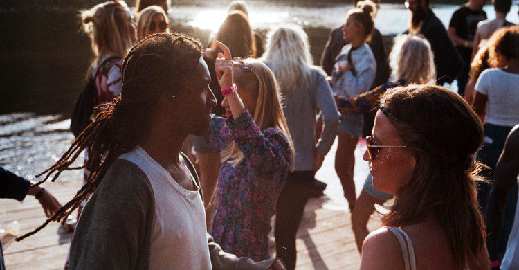 groupe de personnes faisant la fête dehors