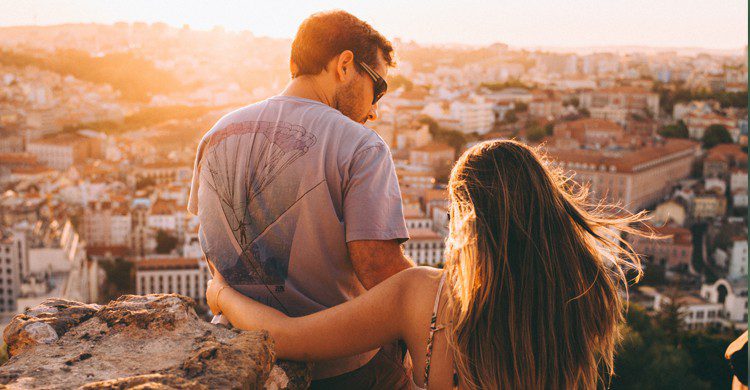 couple qui regarde un coucher de soleil