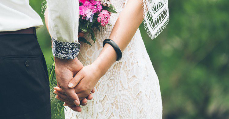 couple marié qui se tient par la main