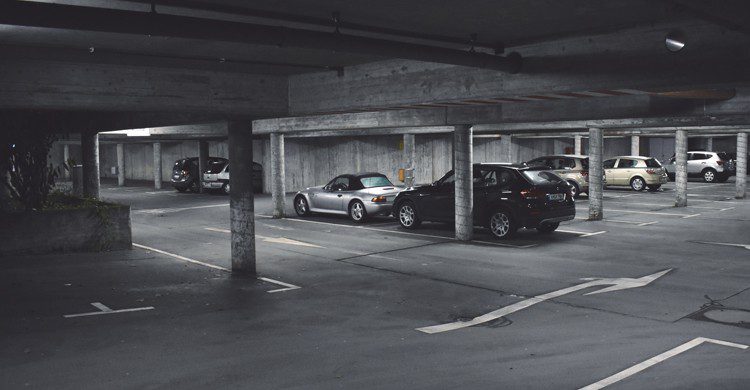 voitures dans un parking souterrain