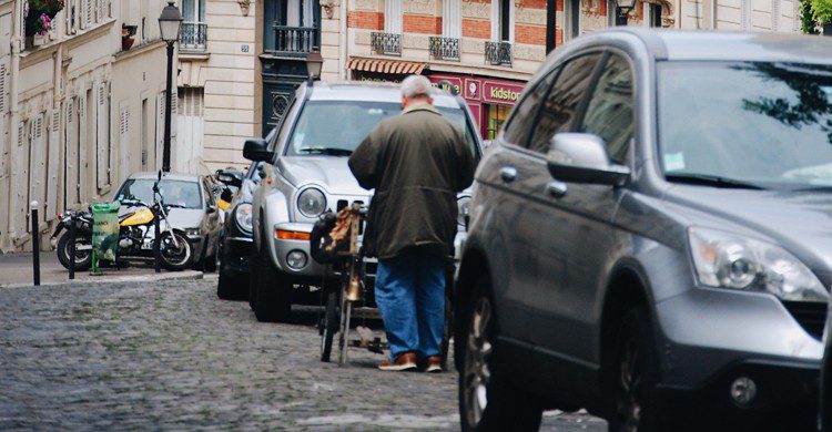 rue parisienne avec des voitures